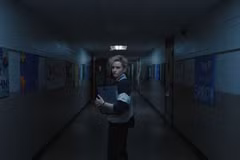 Nữ diễn viên Julia Garner trong một cảnh của phim "Weapons." (Nguồn: Warner Bros)