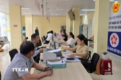 Thực hiện thủ tục đăng ký giấy phép kinh doanh tại Gia Lai. (Ảnh: Quang Thái/TTXVN)