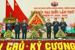 Thượng tướng Lê Huy Vịnh chúc mừng Đại hội. (Ảnh: Trọng Đức/TTXVN)