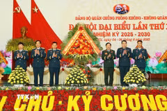 Thượng tướng Lê Huy Vịnh chúc mừng Đại hội. (Ảnh: Trọng Đức/TTXVN)