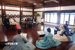 Tổng Bí thư Tô Lâm và Phu nhân cùng Tổng thống Hàn Quốc Lee Jae Myung và Phu nhân xem biểu diễn nghệ thuật truyền thống của Hàn Quốc. (Ảnh: Thống Nhất/TTXVN)