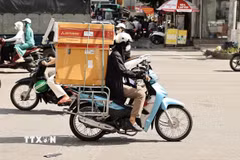 Các nhà cung cấp, lắp đặt điều hòa tất bật với công việc trong thời tiết nắng nóng. (Ảnh: Vũ Quang/TTXVN)