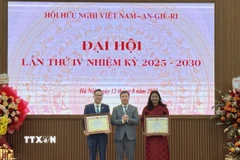 Ông Nguyễn Ngọc Hùng, Phó Chủ tịch Liên hiệp các tổ chức hữu nghị Việt Nam, trao Bằng khen cho tập thể và cá nhân có những đóng góp tích cực trong công tác đối ngoại nhân dân giai đoạn 2016-2025. (Ảnh: Hải Ngọc/TTXVN)