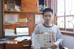 Em Dương Minh Tâm với phần thưởng của cuộc thi Đấu trường Toán học châu Á 2025 tại Nhật Bản. (Ảnh: Thanh Thủy/TTXVN)