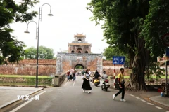 Nhiều du khách tham quan Kinh thành Huế. (Ảnh: Nguyên Lý/TTXVN)