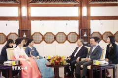 Tổng Bí thư Tô Lâm và Phu nhân cùng Tổng thống Hàn Quốc Lee Jae Myung và Phu nhân dự tiệc trà. (Ảnh: Thống Nhất/TTXVN)
