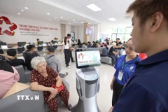 Trung tâm Phục vụ Hành chính công phường Thủ Đức, TP Hồ Chí Minh đưa robot PAN Robotics sử dụng giọng nói (tiếng Việt và tiếng Anh) vào phục vụ và hỗ trợ người dân, tối ưu hóa quy trình giải quyết thủ tục hành chính. (Ảnh: Thanh Vũ/TTXVN)