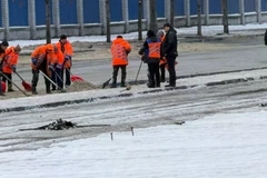 Các công nhân dọn dẹp sau khi lượng lớn dầu bị rò rỉ. (Nguồn: Suspilne Dnipro)