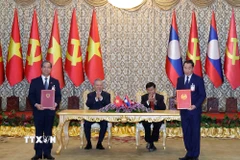 Tổng Bí thư Tô Lâm và Tổng Bí thư, Chủ tịch nước Lào Thongloun Sisoulith chứng kiến Lễ trao Bản ghi nhớ hợp tác giữa Ủy ban Nhân dân tỉnh Phú Thọ và tỉnh Bokeo. (Ảnh: Thống Nhất/TTXVN)