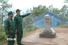 Bộ đội biên phòng cửa khẩu Chi Ma, tỉnh Lạng Sơn kiểm tra cơ động tại khu vực mốc 1228. (Ảnh: Quang Duy/TTXVN)