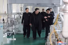 Nhà lãnh đạo Triều Tiên Kim Jong-un thị sát một cơ sở sản xuất vật liệu hạt nhân. (Ảnh: KCNA/TTXVN)