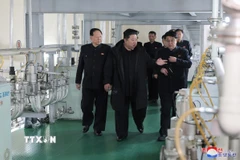 Nhà lãnh đạo Triều Tiên Kim Jong-un thị sát một cơ sở sản xuất vật liệu hạt nhân. (Ảnh: KCNA/TTXVN)