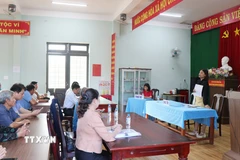 Hội nghị lấy ý kiến cử tri nơi cư trú đối với người được ứng cử đại biểu Hội đồng nhân dân xã tại Nhà văn hóa thôn Thọ Trung, Thọ Phong, tỉnh Quảng Ngãi. (Ảnh: Phạm Cường/TTXVN)