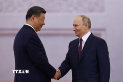 Tổng thống Nga Vladimir Putin (phải) và Chủ tịch Trung Quốc Tập Cận Bình trước hội đàm tại Moskva, ngày 8/5. (Ảnh: REUTERS/TTXVN)