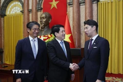 Chủ tịch nước Lương Cường với Trưởng Ban Thanh niên Đảng Dân chủ tự do Nhật Bản (LDP) Nakasone Yasutaka. (Ảnh: Lâm Khánh/TTXVN)