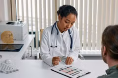 Bác sỹ kê đơn thuốc cho bệnh nhân. Ảnh minh họa. (Nguồn: Pexels)