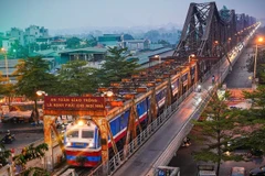 Với chiều rộng 4,75m, cầu Long Biên bao gồm ba làn đường chính: đường sắt đơn ở giữa, hai làn dành cho xe ôtô, xe máy, xe đạp, và một luồng đi bộ ở ngoài cùng. (Ảnh: Khánh Hòa/TTXVN)