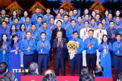 Tổng Bí thư, Chủ tịch nước Tô Lâm chúc mừng Ban chấp hành Đoàn Thanh niên Cộng sản Hồ Chí Minh lần thứ XIII, nhiệm kỳ 2026-2031. (Ảnh: Thống Nhất/TTXVN)
