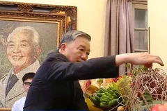 Tổng Bí thư Tô Lâm dâng hương, dâng hoa, bày tỏ lòng tri ân sâu sắc đến Đại tướng Võ Nguyên Giáp. (Nguồn: VTV)
