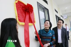 Phó Thủ tướng Phạm Thị Thanh Trà thực hiện nghi thức khánh thành phòng học thực hành Stem. (Ảnh: Đinh Thùy/TTXVN)