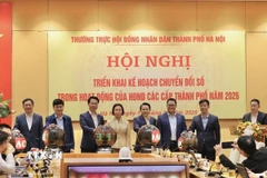 Các đại biểu thực hiện nghi thức ra mắt ứng dụng giải quyết kiến nghị cử tri gửi cấp Thành phố và ứng dụng Trí tuệ nhân tạo trong hoạt động Hội đồng Nhân dân các cấp. (Ảnh: Vũ Quang/TTXVN)