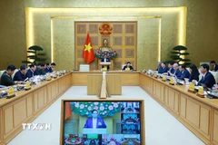 Thủ tướng Phạm Minh Chính họp đẩy nhanh tiến độ triển khai xây dựng lại, sửa chữa nhà ở cho các gia đình bị thiệt hại do các đợt thiên tai tại miền Trung. (Ảnh: Dương Giang/TTXVN)