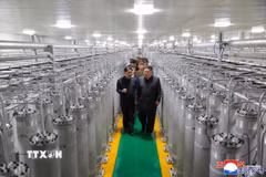Nhà lãnh đạo Triều Tiên Kim Jong Un (phải, phía trước) thăm nhà máy sản xuất vật liệu hạt nhân mới khánh thành. (Ảnh: KCNA/TTXVN)