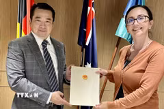Tổng Lãnh sự Việt Nam tại Perth Phạm Hải Anh và bà Pamela Currie, Giám đốc Văn phòng Bộ Ngoại giao và Thương mại Australia (DFAT) tại bang Tây Australia. (Ảnh: TTXVN phát)
