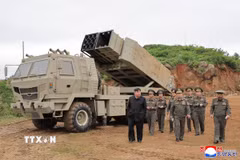 Nhà lãnh đạo Triều Tiên Kim Jong-un trực tiếp giám sát các vụ thử hệ thống phóng tên lửa đa năng hạng nhẹ mới phát triển và hệ thống vũ khí tên lửa hành trình chiến thuật đa nòng ngày 26/5. (Ảnh: Yonhap/TTXVN)