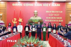 Tổng Bí thư Tô Lâm tặng quà học sinh, sinh viên, thanh niên dân tộc thiểu số xuất sắc, tiêu biểu. (Ảnh: Thống Nhất/TTXVN)