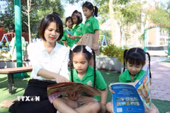 Cô và trò Trường Tiểu học và Trung học cơ sở Trần Quốc Toản, thành phố Bắc Ninh hào hứng với giờ đọc sách. (Ảnh: Thanh Thương/TTXVN)