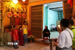 Du khách check-in trong đêm lung linh sắc màu của "Hóa Châu ngày Tết năm 2026." (Ảnh: Mai Trang/TTXVN)