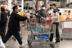 Người dân mua sắm tại siêu thị ở San Mateo, California, Mỹ. (Ảnh: THX/TTXVN)