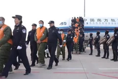 Trung Quốc dẫn dộ 952 nghi phạm từ Myanmar. (Nguồn: China daily)