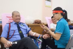 Người dân Quận 8 hiến máu nhân đạo ngay sau Lễ phát động. (Ảnh: Đinh Hằng/TTXVN)