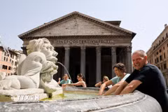 Khách du lịch tránh nóng bên đài phun nước tại Rome, Italy. (Ảnh: THX/TTXVN phát)