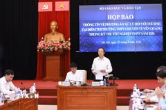 Thứ trưởng Thường trực Bộ Giáo dục và Đào tạo Phạm Ngọc Thưởng chủ trì buổi họp. (Ảnh: Thanh Tùng/TTXVN)