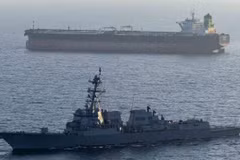 Tàu khu trục mang tên lửa dẫn đường USS Rafael Peralta của Mỹ chặn bắt tàu chở dầu của Iran. (Nguồn: CENTCOM/X