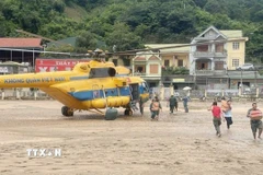 Ngày 24/7, Bộ Quốc phòng huy động 2 máy bay trực thăng thuộc Công ty Trực thăng Miền Bắc và Trung đoàn 916 thực hiện nhiệm vụ cứu trợ khẩn cấp cho người dân bị cô lập tại khu vực phía Tây Nghệ An. (Ảnh: TTXVN phát)