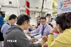 Các chuyên gia trao đổi, giải đáp thắc mắc về tuyển sinh, chọn ngành cho phụ huynh và học sinh. (Ảnh: Thu Hoài/TTXVN)