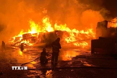 Khói lửa bốc lên tại hiện trường vụ hỏa hoạn ở cơ sở lọc dầu Mina Abdullah của Kuwait. (Ảnh: arabnews/TTXVN)