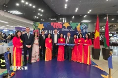 Khách mời tại buổi lễ khai trương đường bay thẳng Minsk-Nha Trang. (Ảnh: TTXVN phát)