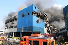 Hiện trường vụ hỏa hoạn tại nhà máy sản xuất phụ tùng ôtô ở thành phố Daejeon, Hàn Quốc. (Ảnh: THX/TTXVN)