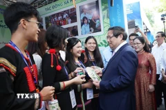 Thủ tướng Phạm Minh Chính tham quan sản phẩm khởi nghiệp của học sinh, sinh viên. (Ảnh: Dương Giang/TTXVN)