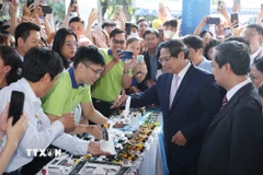 Thủ tướng Phạm Minh Chính tham quan sản phẩm khởi nghiệp của học sinh, sinh viên. (Ảnh: Dương Giang/TTXVN)
