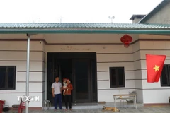 Vợ chồng anh Vàng Sành Guyện ở thôn Nậm Trà, xã Gia Phú, huyện Bảo Thắng, Lào Cai, trong căn nhà mới xây dựng. (Ảnh: Hồng Ninh/TTXVN)