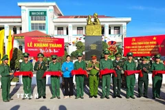 Khánh thành tượng đài Bác Hồ với chiến sỹ Biên phòng tại đồn Biên phòng Nhà Mát, Cà Mau. (Ảnh: TTXVN phát)