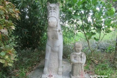 Tượng quản mã trước khi bị mất trộm. (Ảnh tư liệu của Ban quản lý Di tích Nghệ An)