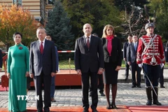 Tổng thống Cộng hòa Bulgaria Rumen Radev và Phu nhân chủ trì Lễ đón Tổng Bí thư Tô Lâm và Phu nhân thăm chính thức Bulgaria. (Ảnh: Thống Nhất/TTXVN)