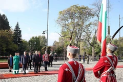 Tổng thống Cộng hòa Bulgaria Rumen Radev và Phu nhân chủ trì Lễ đón Tổng Bí thư Tô Lâm và Phu nhân thăm chính thức Bulgaria. (Ảnh: Thống Nhất/TTXVN)